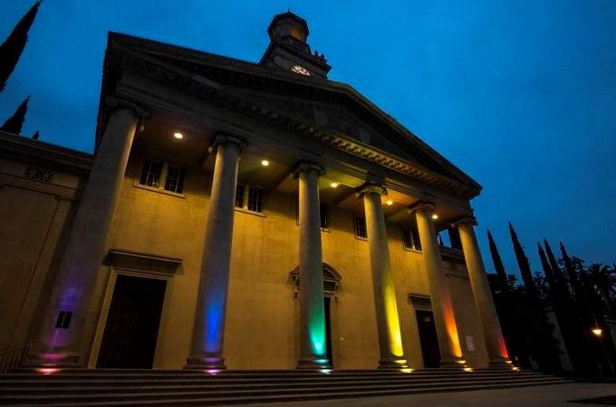 为庆祝骄傲月和纪念威尔·赖特22岁，全球最大的赌博首页教堂被彩虹色照亮.